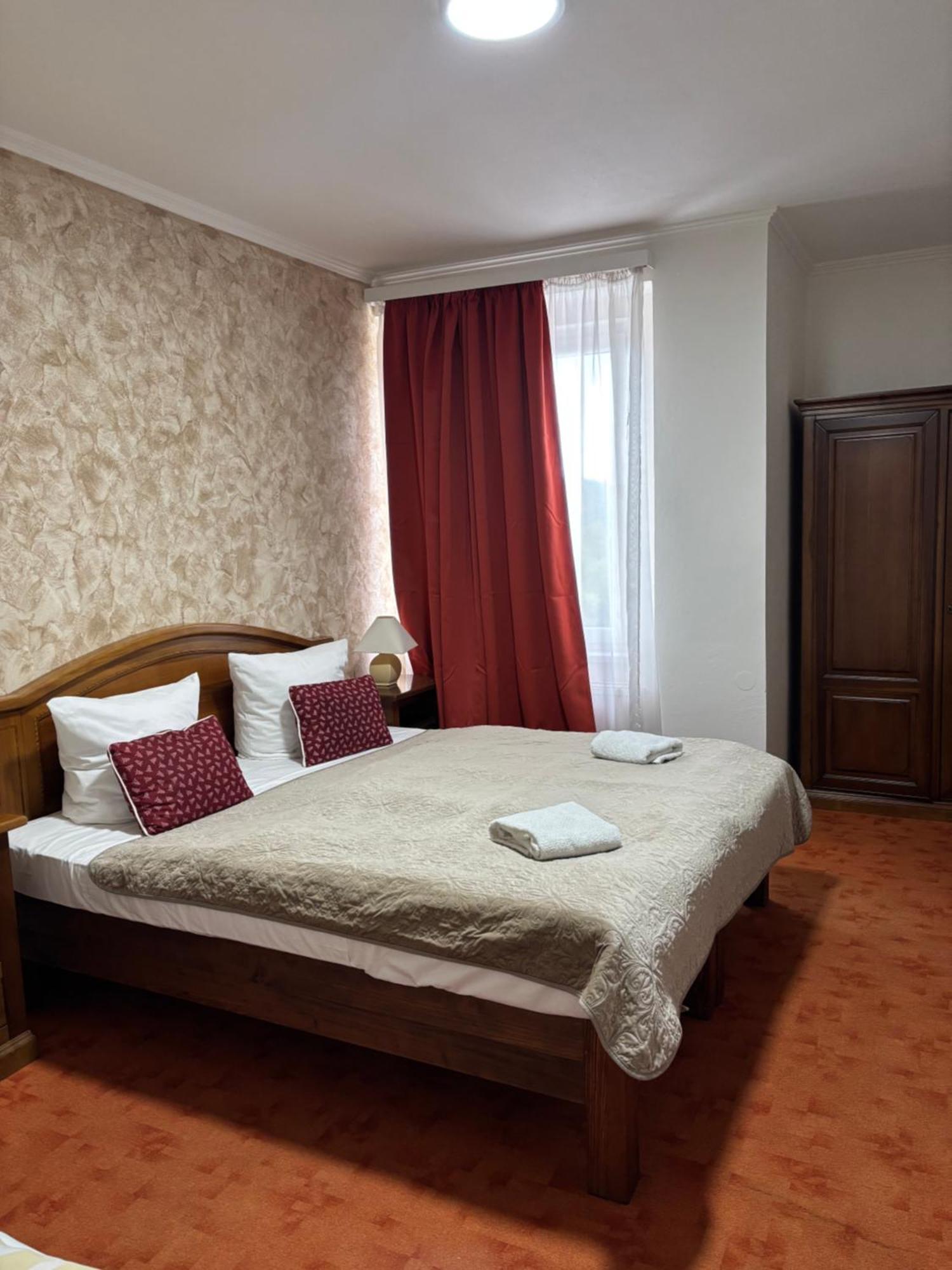 Hotel Bila Ruze Písek エクステリア 写真