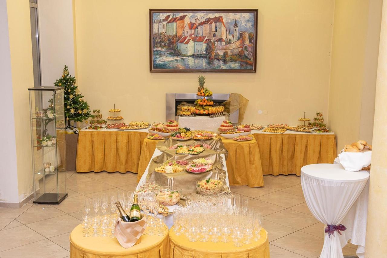 Hotel Bila Ruze Písek エクステリア 写真